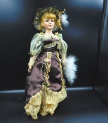 18 INCH PORCELAIN OLD FASHIONED LADY DOLL, BROWN TAFFETA, LACE OUTFIT, HAT, FAN